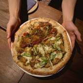 Pizza bò kho và pizza cà ri Ấn Độ: Sự kết hợp có đáng để thử?